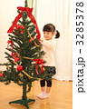 クリスマスツリーに飾り付けする女の子