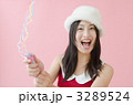 赤いノースリーブシャツを着た女性