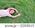 芝生で寝転ぶ小学生