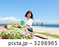 花に水をあげる女性