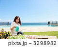 花に水をあげる女性