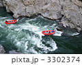激流を下るラフテイング