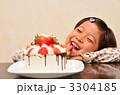 デコレーションケーキと女の子