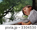 車窓から外を見る子供