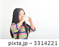 牛乳を飲む子供