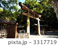 森に包まれる明治神宮　鳥居
