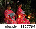 浴衣で花火をする姉妹