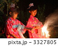 浴衣で花火をする姉妹