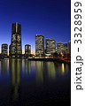 薄明のみなとみらいの夜景