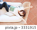 ソファーで伸びをする女性