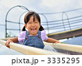 滑り台で遊ぶ女の子