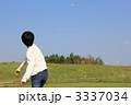 ボールを投げる少年