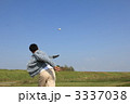 ボールを投げる少年