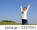 伸びをする小学生