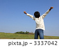 伸びをする小学生