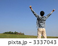 大きく手を広げる少年