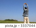 大きく伸びをする少年