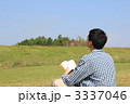読書中、空を見上げる中学生