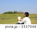 読書中、空を見上げる少年