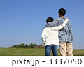 肩を組み遠くを見る兄弟