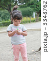 砂遊びしている3歳の女の子