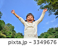 青空でバンザイする女の子