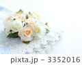 水色のタオルとバラの香り付き造花
