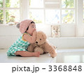 ぬいぐるみと遊んでいる赤ちゃん