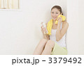 素材ナンバー 3379492 : 「窓辺でクールダウンする女性」