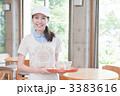 カフェスタッフの女性