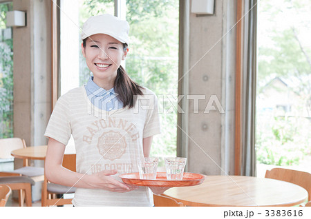 カフェスタッフの女性