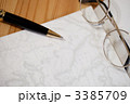 ペンと丸眼鏡