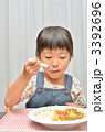 カレーを食べる女の子