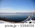 冬の防波堤と対岸の雪山