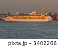 夕日を浴びて出港
