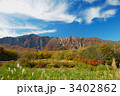 秋山郷の天池から見る鳥甲山の紅葉