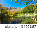 秋山郷の天池の紅葉と鳥甲山