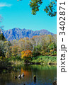 秋山郷の天池の紅葉と鳥甲山