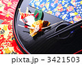 鶴と稲穂の正月飾りと丸盆の膳と箸