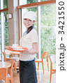 カフェスタッフの女性