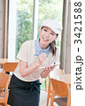 カフェスタッフの女性