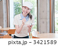 カフェスタッフの女性