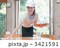 カフェスタッフの女性