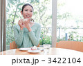 カフェでくつろぐ女性