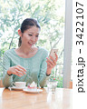 カフェでくつろぐ女性