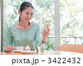 カフェでくつろぐ女性