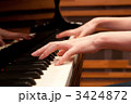 ピアノを弾く女性の手元
