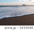 恋路が浜の砂浜と波