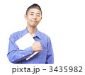 iPadと男性（抱える）
