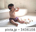 お座りして遊んでいる幼児